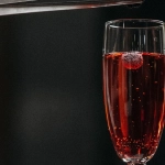 Эмоциональная игра в блэкджек за столом казино с картами