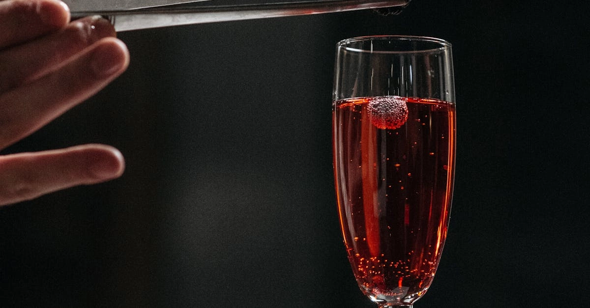 Эмоциональная игра в блэкджек за столом казино с картами